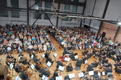 El público colmó La Vieja Usina para escuchar a la Orquesta Sinfónica