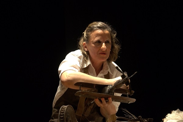 Mujer con caja de herramientas. Biodrama en objetos abre el ciclo Domingos de Teatro