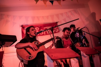 Lo&#039; Feriantes llevan su música litoraleña a Almacen de los 33