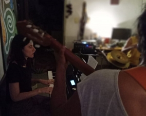 Noche de historias, música y choripán
